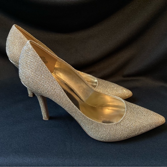 👠NWOT Nine West 7M Glittery Gold Heels - Picture 1 of 5